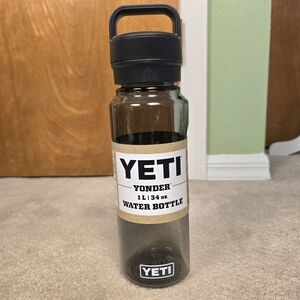 Yeti Yonder Water Bottle 1L 34 Oz Charcoal Gray With Chug Cap NEW BPA Free